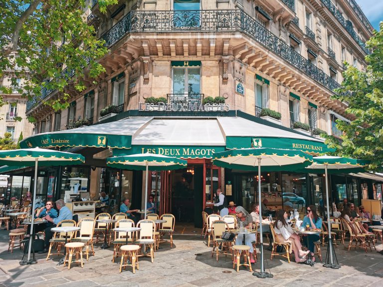 パリの老舗カフェ、レ・ドゥ・マゴ