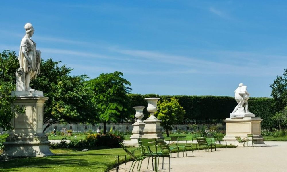 パリのチュイルリー公園。彫刻と手入れされた花壇が美しい。