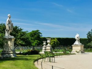 パリのチュイルリー公園。彫刻と手入れされた花壇が美しい。