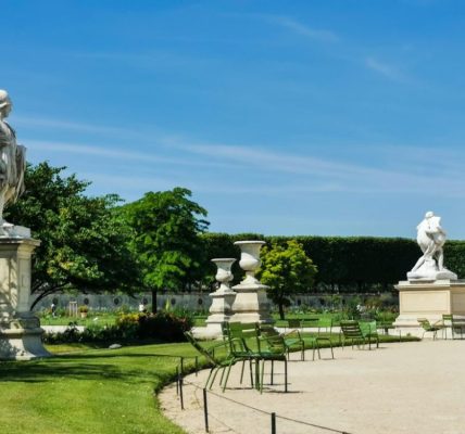 パリのチュイルリー公園。彫刻と手入れされた花壇が美しい。