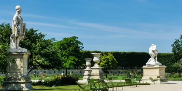 パリのチュイルリー公園。彫刻と手入れされた花壇が美しい。