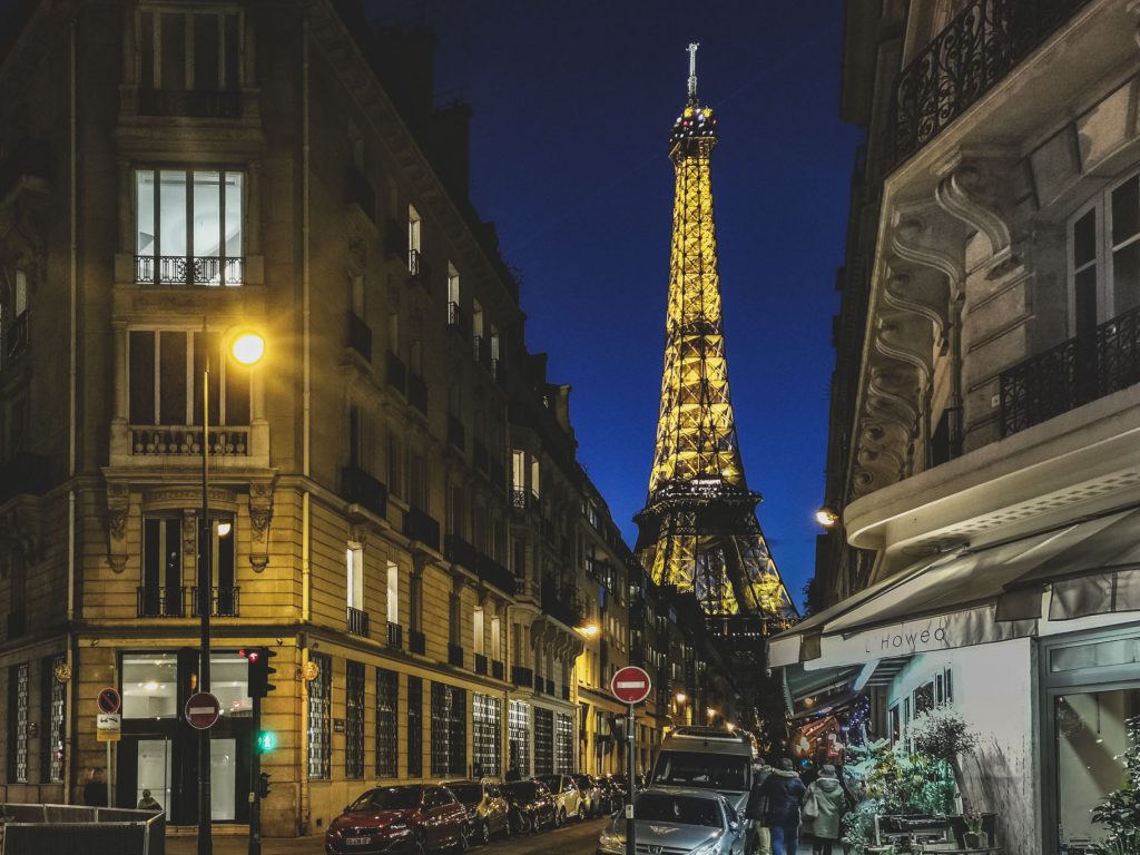 夜景が美しいエッフェル塔とパリの街並み
