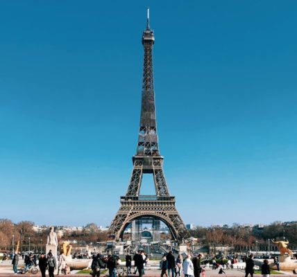 パリのシンボル、エッフェル塔。トロカデロ広場で楽しむ人々。