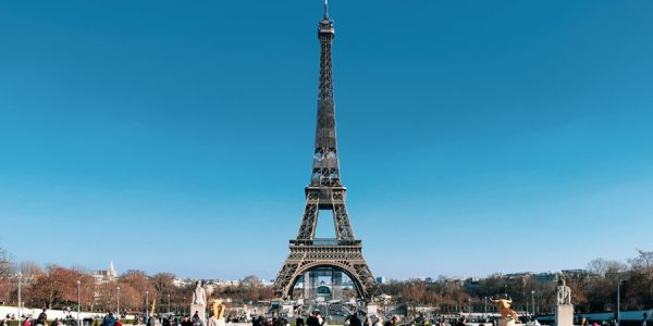 パリのシンボル、エッフェル塔。トロカデロ広場で楽しむ人々。