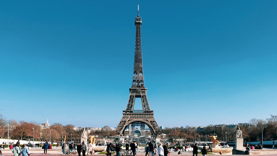 パリのシンボル、エッフェル塔。トロカデロ広場で楽しむ人々。