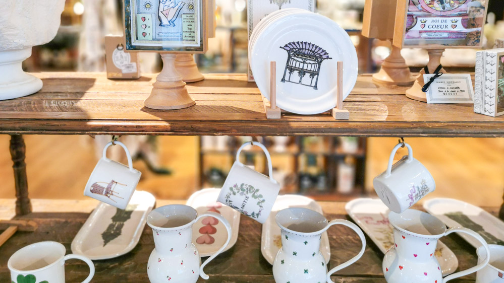 パリの百貨店、ボン・マルシェ内の「マラン・モンタギュ」のマグカップとお皿。
