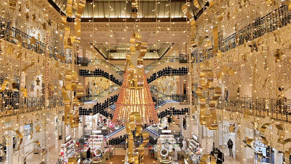 クリスマスシーズンのボン・マルシェの店内の様子。ゴールドを基調にしたデコレーションがシックで華やか