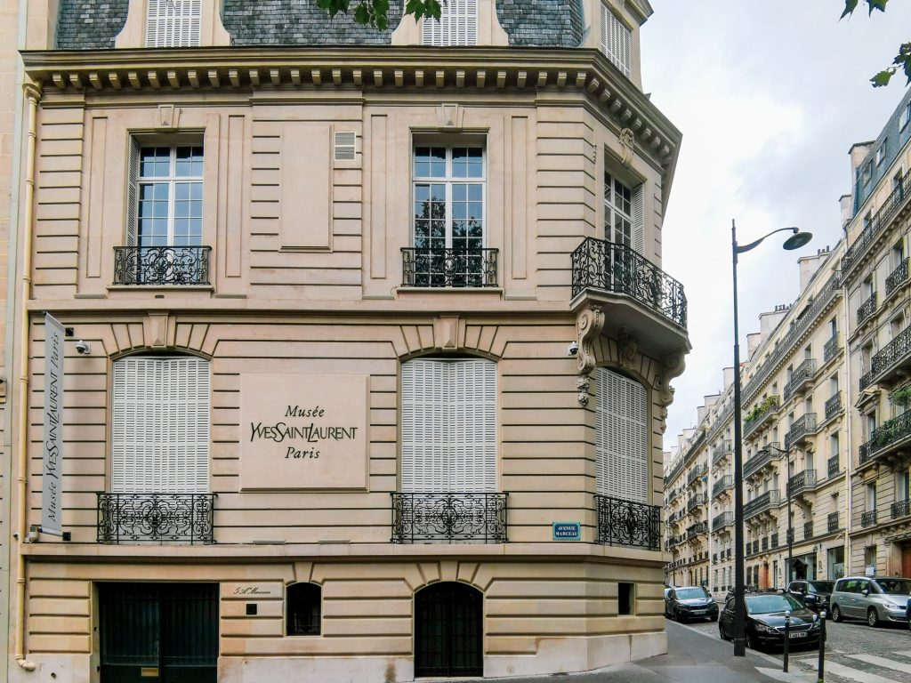 パリのイヴ・サンローラン美術館。創始者であるイヴ・サンローランの元自宅兼アトリエ。オスマンスタイルの建物にMusée Yves Saint Laurentの看板