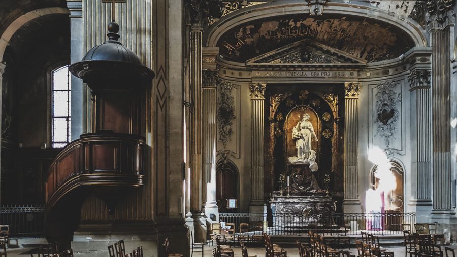 パリのサン・ルイ島にあるサン・ルイ・アン・リル教会。世界遺産「パリのセーヌ河岸」の一部。