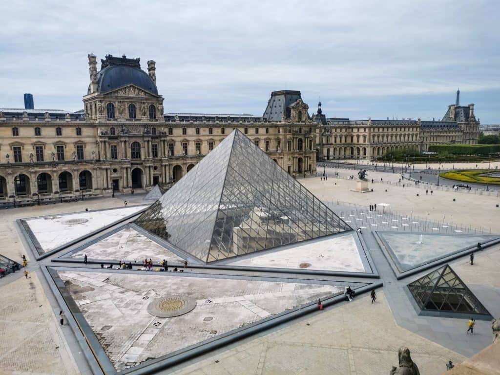 ルーヴル美術館のピラミッド入口