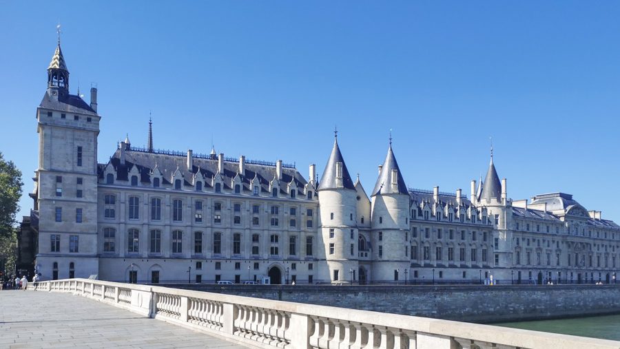 パリのシテ島にあるコンシェルジュリーの外観全体。ユネスコ世界遺産「パリのセーヌ河岸」の一部。