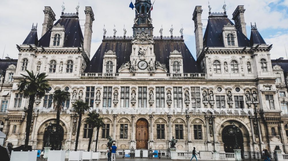 パリの地方行政機関がはいるパリ市庁舎。ネオ・ルネサンス様式とベル・エボック様式が混在する建築様式が特徴。
