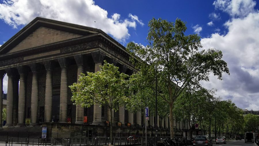 パリにあるマドレーヌ寺院。コリント式の柱が特徴的でギリシャ建築の特徴が見られれる。