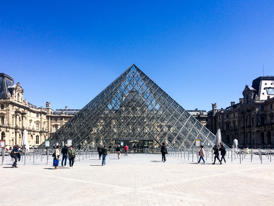 パリ、ルーヴル美術館／ピラミッド