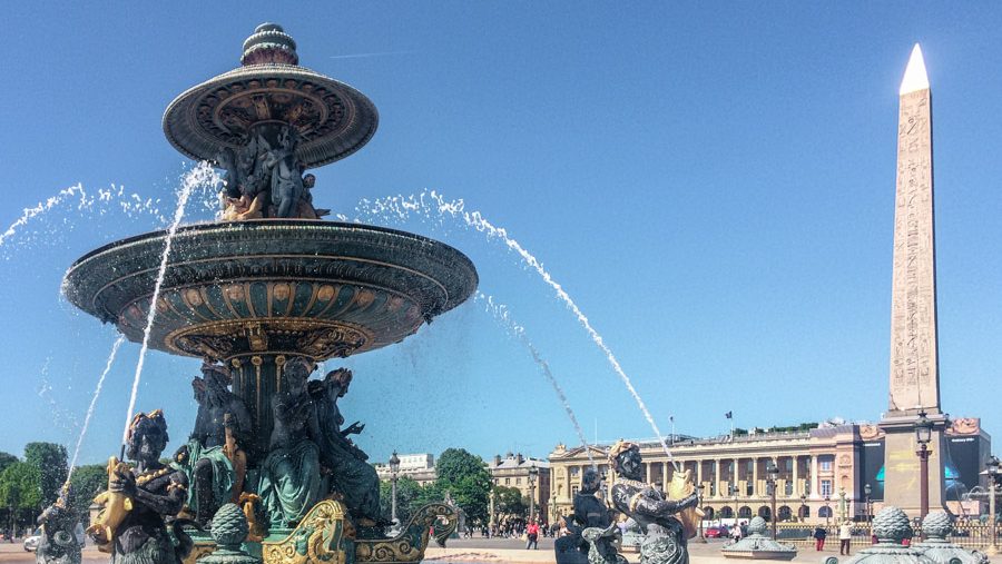 パリにあるコンコルド広場。豪華な装飾の噴水とエジプトから送られたオベリスクが中央に立っている。オベリスクにはヒエログリフが刻まれている。