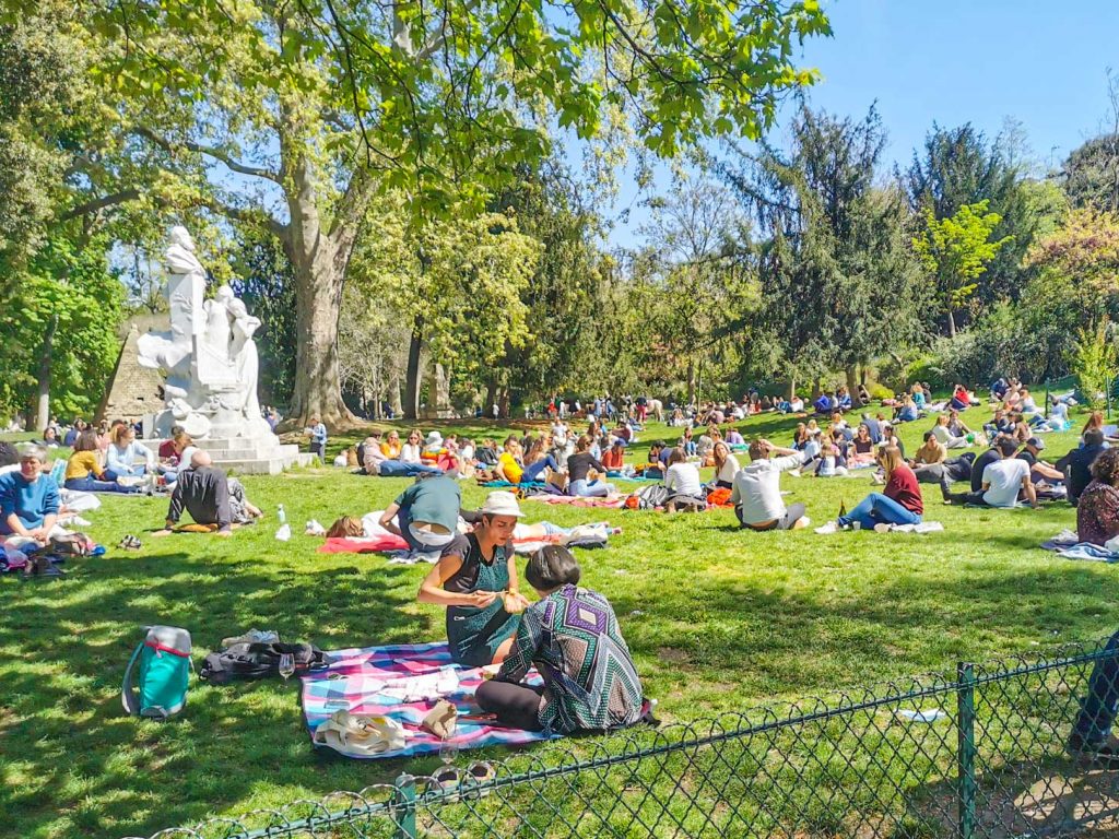 パリ17区のモンソー公園でピクニックを楽しむ人々