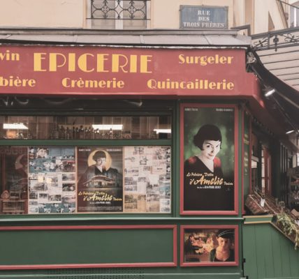 フランス映画「アメリ」に登場する八百屋。赤と緑色の外観には、アメリの大きなポスターが貼られている。