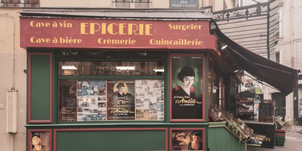 フランス映画「アメリ」に登場する八百屋。赤と緑色の外観には、アメリの大きなポスターが貼られている。