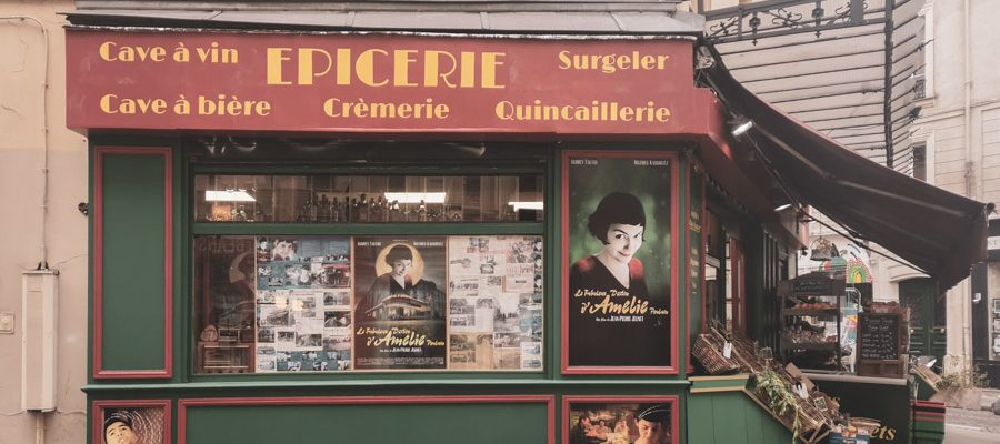 フランス映画「アメリ」に登場する八百屋。赤と緑色の外観には、アメリの大きなポスターが貼られている。