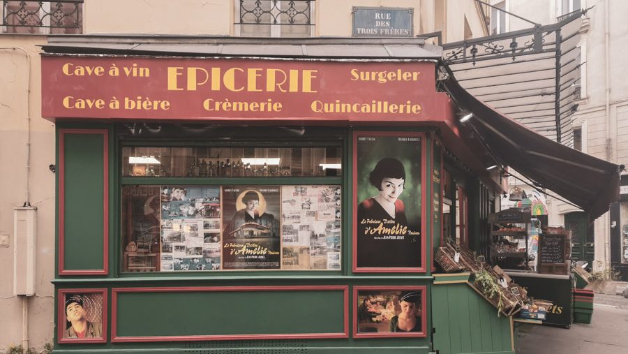 フランス映画「アメリ」に登場する八百屋。赤と緑色の外観には、アメリの大きなポスターが貼られている。