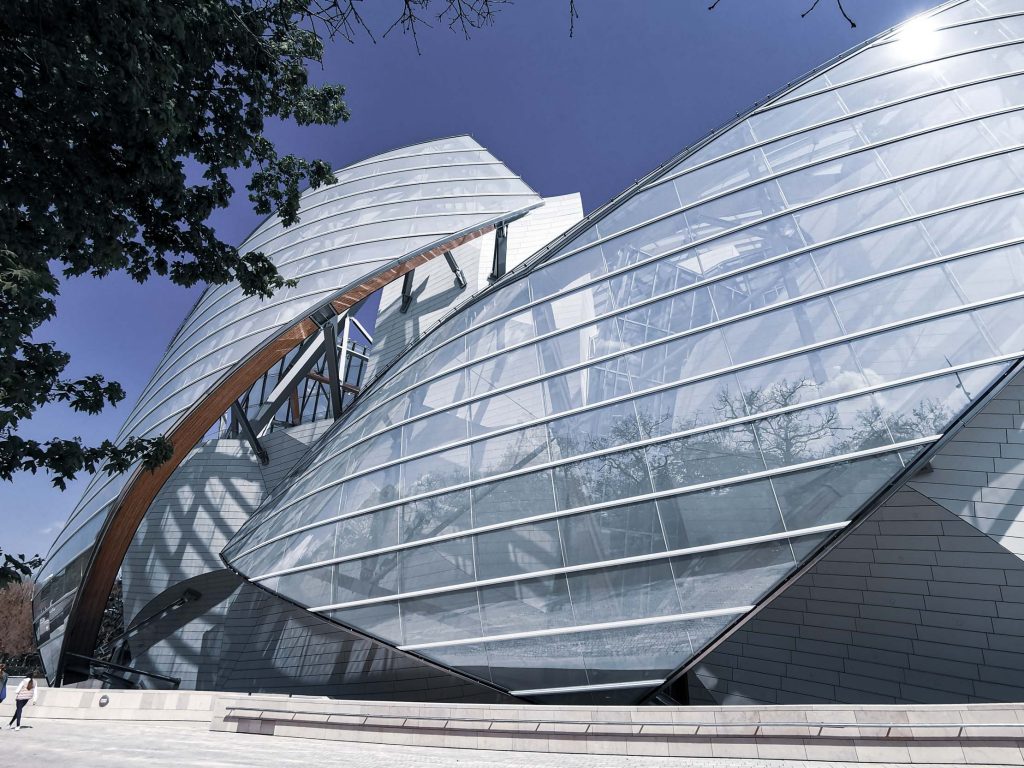 フォンダシオンルイ・ヴィトンの船のような外観