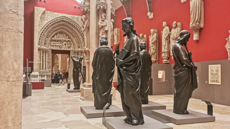 建築遺産博物館(Cité de l'architecture et du patrimoine)の石膏模型・鋳型とゴシック大聖堂の入口装飾。
