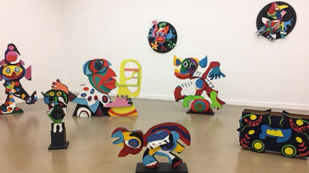 パリの近現代美術館「パレ・ド・トーキョー(Palais de Tokyo)」。過去の特別展の展示より、からfyルナアート作品。