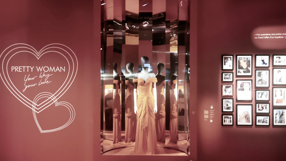 パリの近現代美術館「パレ・ド・トーキョー(Palais de Tokyo)」。過去の特別展より、宝飾品の展示。