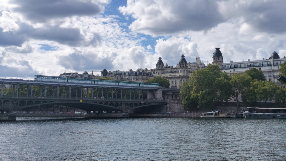 映画・ドラマの撮影スポット、ビラケム橋。車道とメトロの2段構造の橋。後ろにオスマン様式のアパルトマンが見える