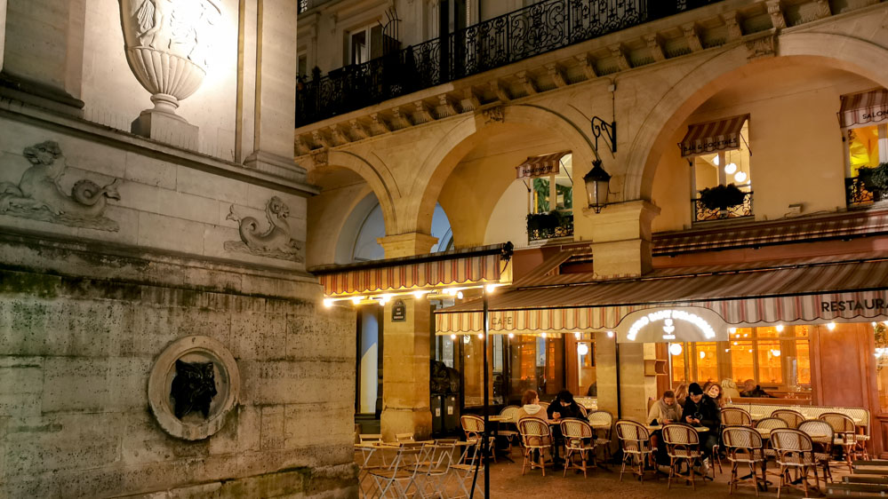 パリ7区サン・ドミニク通りのレストラン。オレンジの街灯が柔らかく居心地のいい空間を作っている。