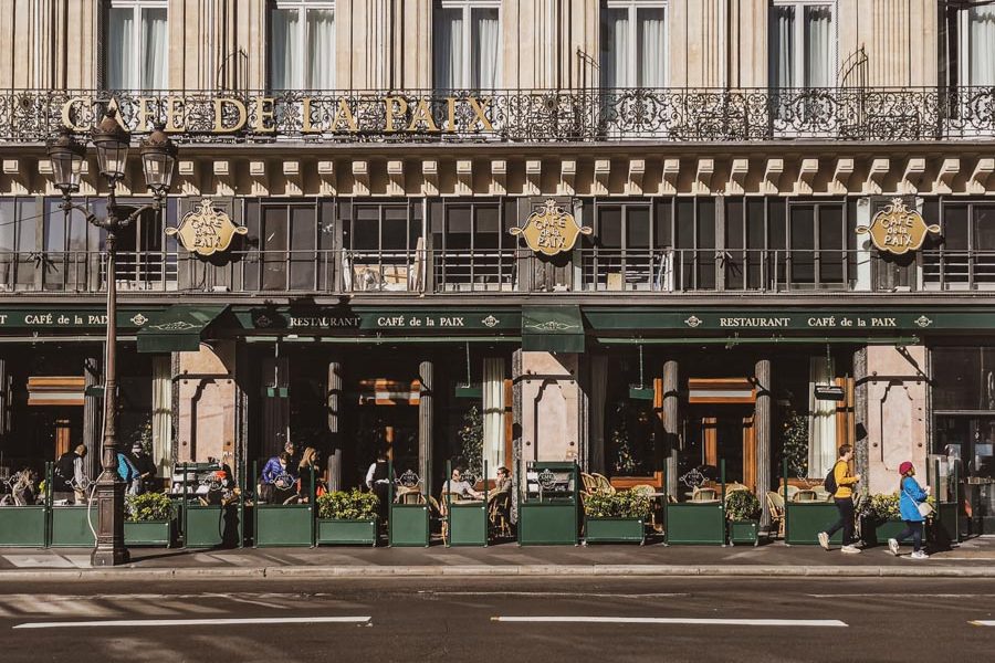 パリの老舗カフェ「カフェ ド　ラ ペ」