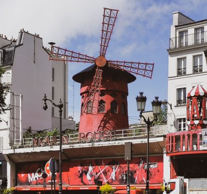 モンマルトル地域にあるキャバレー「ムーラン・ルージュ」。シンボルである真っ赤な風車が目立っている。