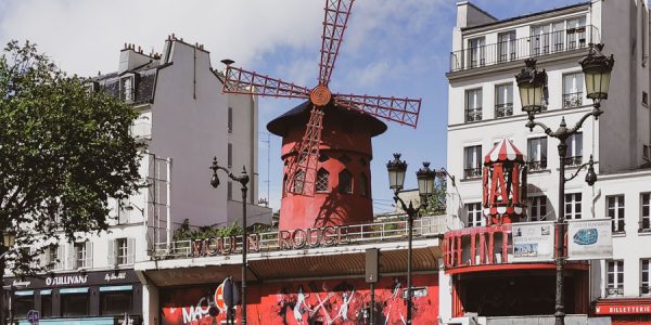 モンマルトル地域にあるキャバレー「ムーラン・ルージュ」。シンボルである真っ赤な風車が目立っている。