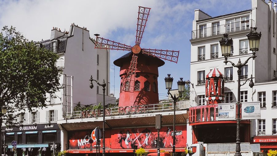 モンマルトル地域にあるキャバレー「ムーラン・ルージュ」。シンボルである真っ赤な風車が目立っている。