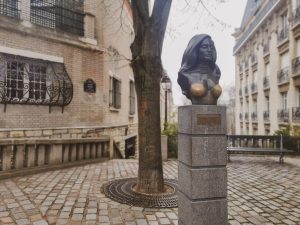 モンマルトルの丘にある「ダリダ像」。幸運を求めて人々が触るため、胸の部分が金色に光っている