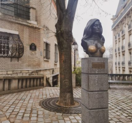 モンマルトルの丘にある「ダリダ像」。幸運を求めて人々が触るため、胸の部分が金色に光っている