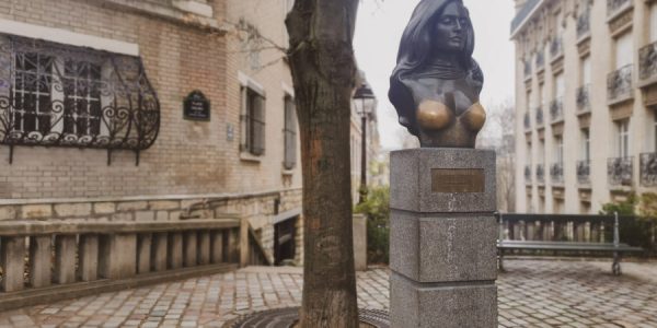 モンマルトルの丘にある「ダリダ像」。幸運を求めて人々が触るため、胸の部分が金色に光っている