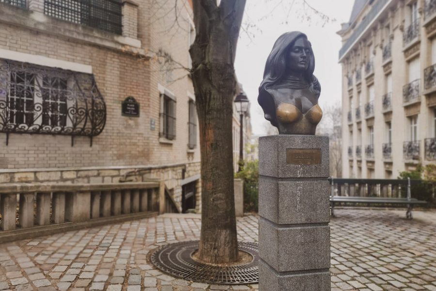 モンマルトルの丘にある「ダリダ像」。幸運を求めて人々が触るため、胸の部分が金色に光っている