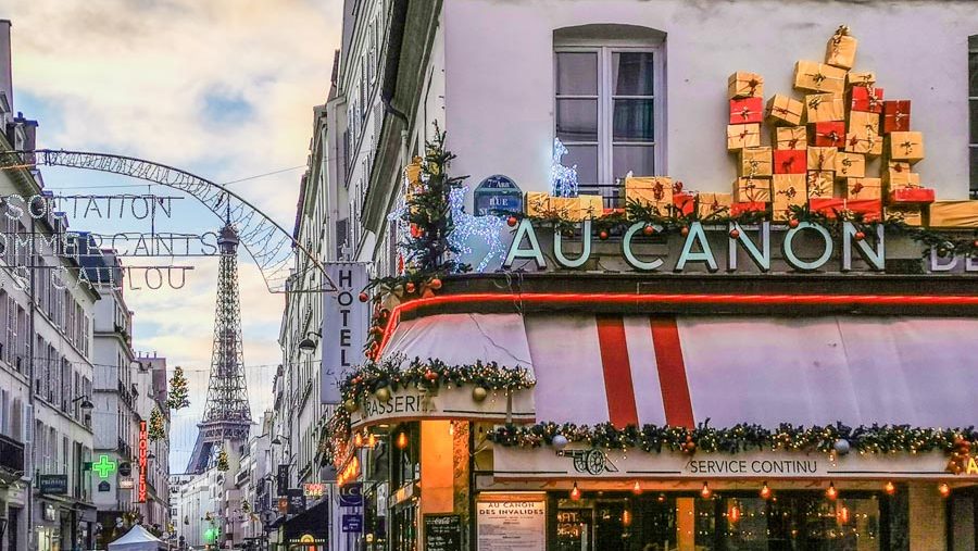 パリ7区のドミニク通りから見るエッフェル塔。クリマスデコレーションが華やかなパリの街並み