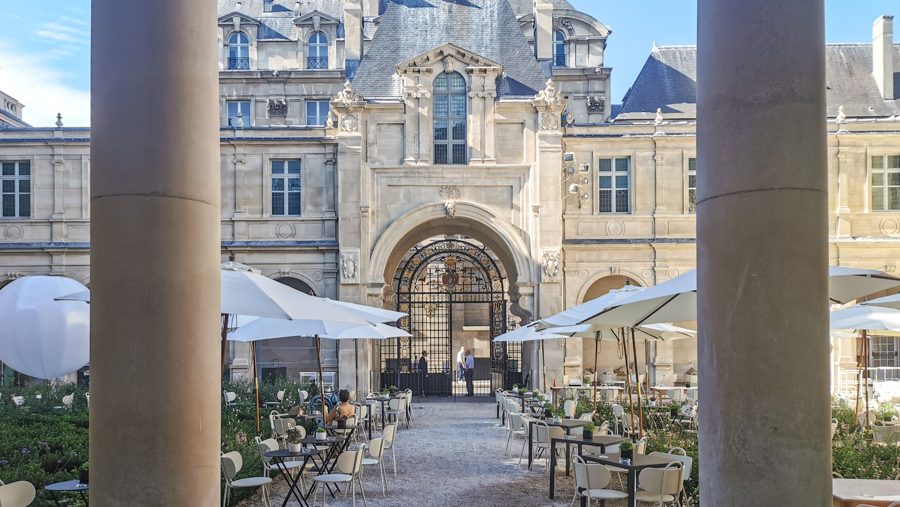 パリの歴史を保存するカルナヴァレ美術館の中庭にあるカフェレストラン