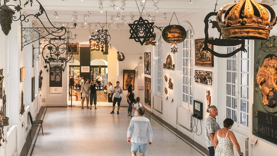 パリにあるカルナヴァレ美術館。吊り看板がたくさん展示されている最初の展示室。