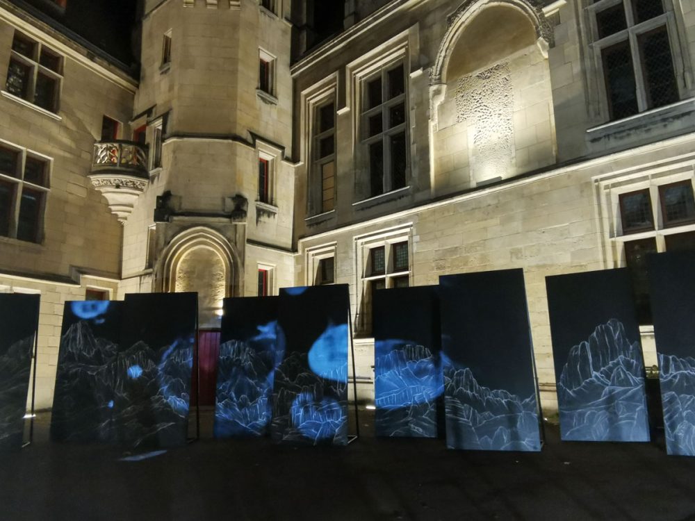 パリの屋外イベント、現代アートイベントの「ニュイ・ブランシュ」の展示の様子