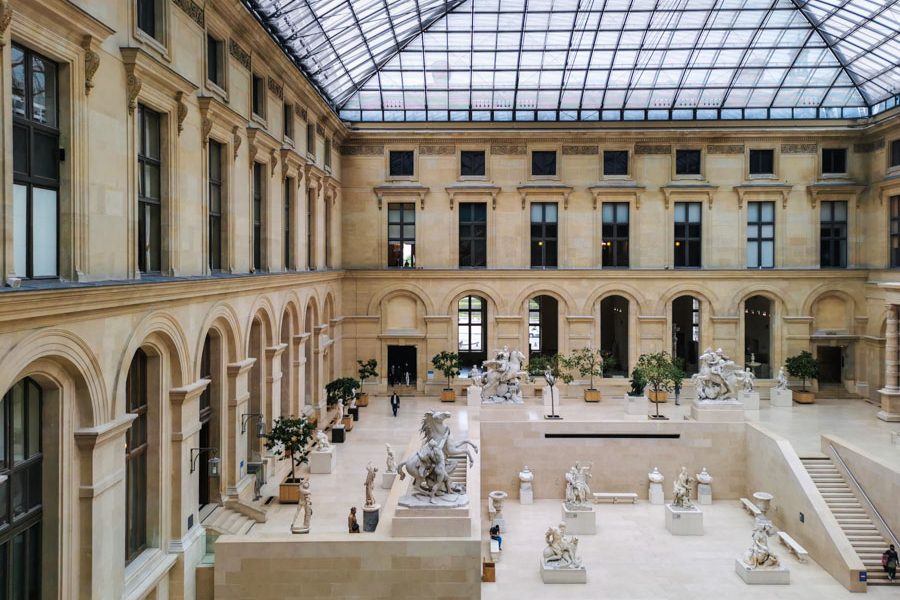 フランス　パリ　ルーヴル美術館