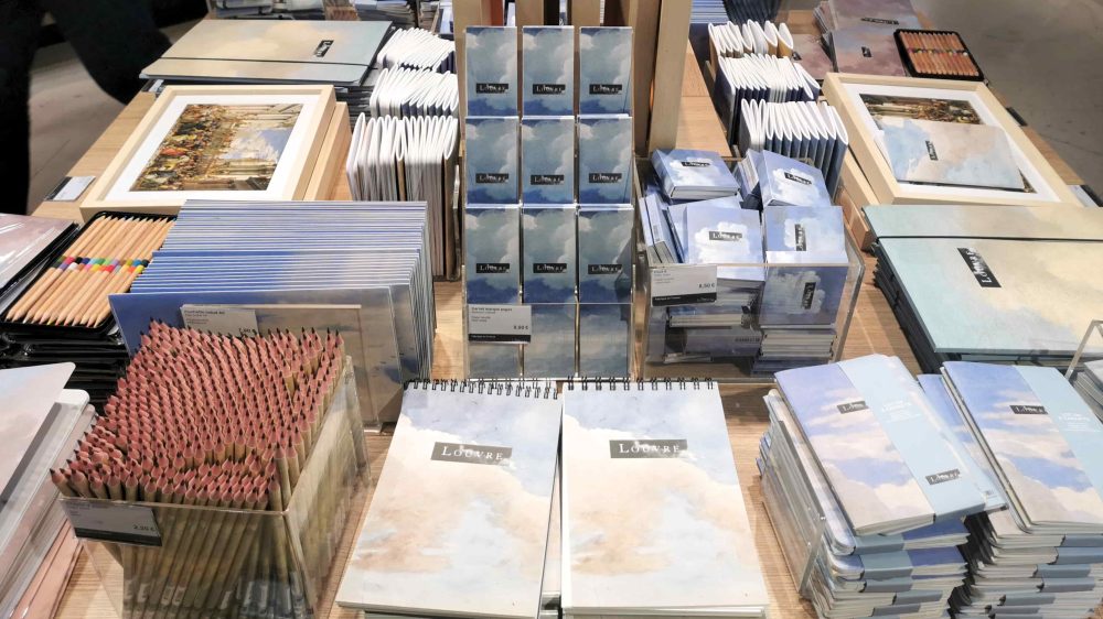 ルーヴル美術館のお土産ショップ。ロゴ入りのステーショナリーグッズ。