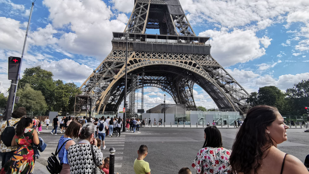 フランス　パリ7区　観光客で賑わうエッフェル塔前