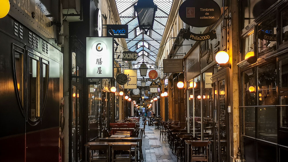 フランス　パリ2区　飲食店が立ち並ぶパッサージュ・デ・パノラマ