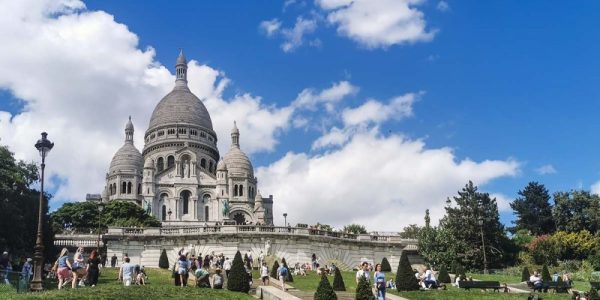 フランスのパリ、モンマルトルの丘の頂上にそびえ立つサクレ・クール寺院。白い外観が青空に映える。