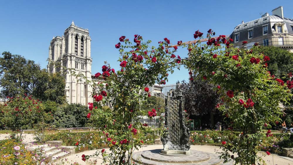 パリのディオール美術館(ギャラリーディオール)。ディオールコレクションのミニチュアがグラデーションカラーに並ぶ階段。