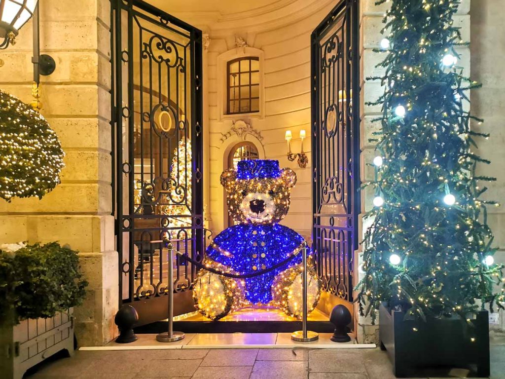 オテルリッツパリのクリスマスデコレーション。ホテルの制服を着た光る巨大テディベアがかわいい。