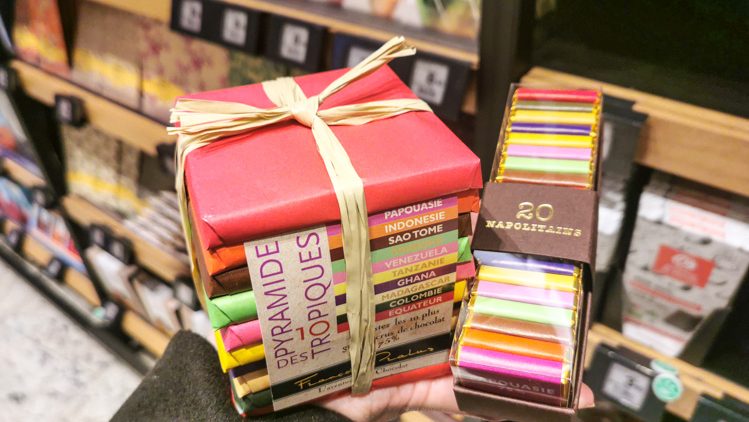 パリのチョコレートショップ、プラリュのタブレットチョコレート。バラマキ土産にぴったりなセット売り。